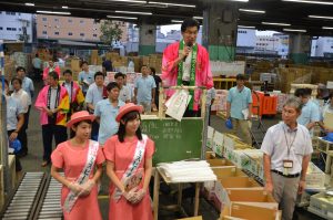 大阪市中央卸売市場せり台PRの様子