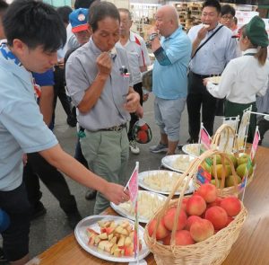 市場での試食の様子