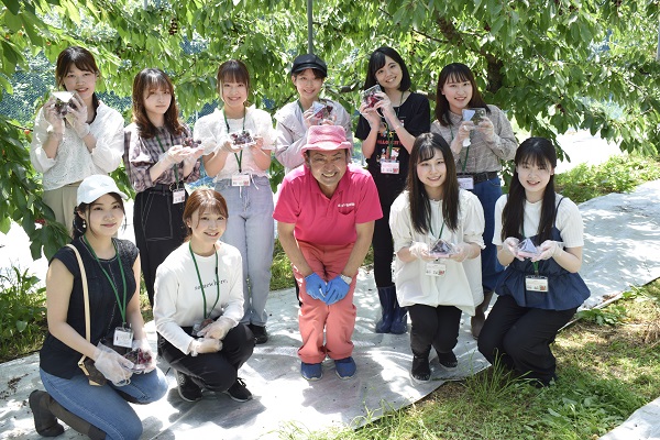 収穫したｻｸﾗﾝﾎﾞと園主と記念撮影