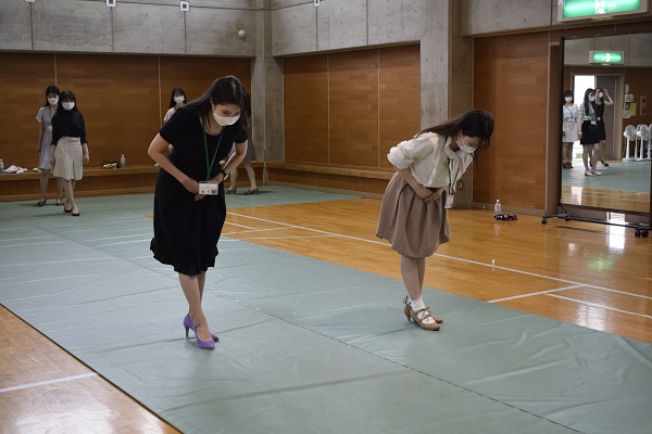 お辞儀の練習の様子