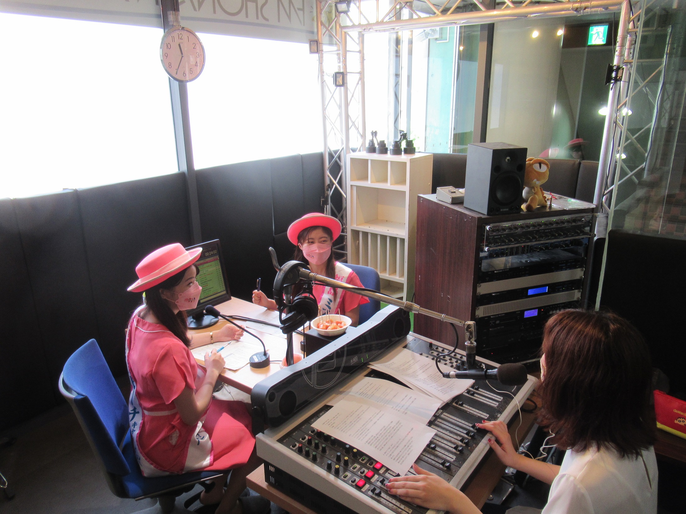 湘南地区のラジオに出演する様子 (2)(1)