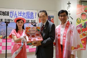 荒川区長へモモ贈呈