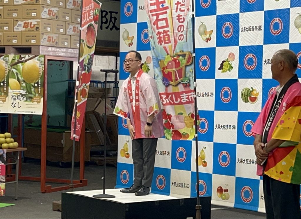 福島市の細萱副市長が大阪市中央卸売市場でPRしている様子
