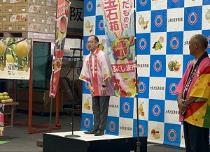 福島市の細萱副市長が大阪市中央卸売市場でPRしている様子
