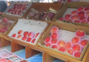 山口市七夕ちょうちん祭りの福島市ブースで並んでいた桃と桃六次化加工品