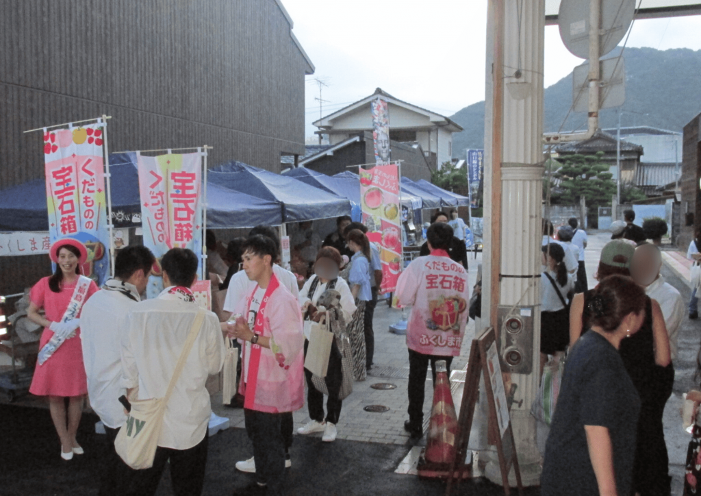 山口市七夕ちょうちん祭りでの福島市のブースの様子