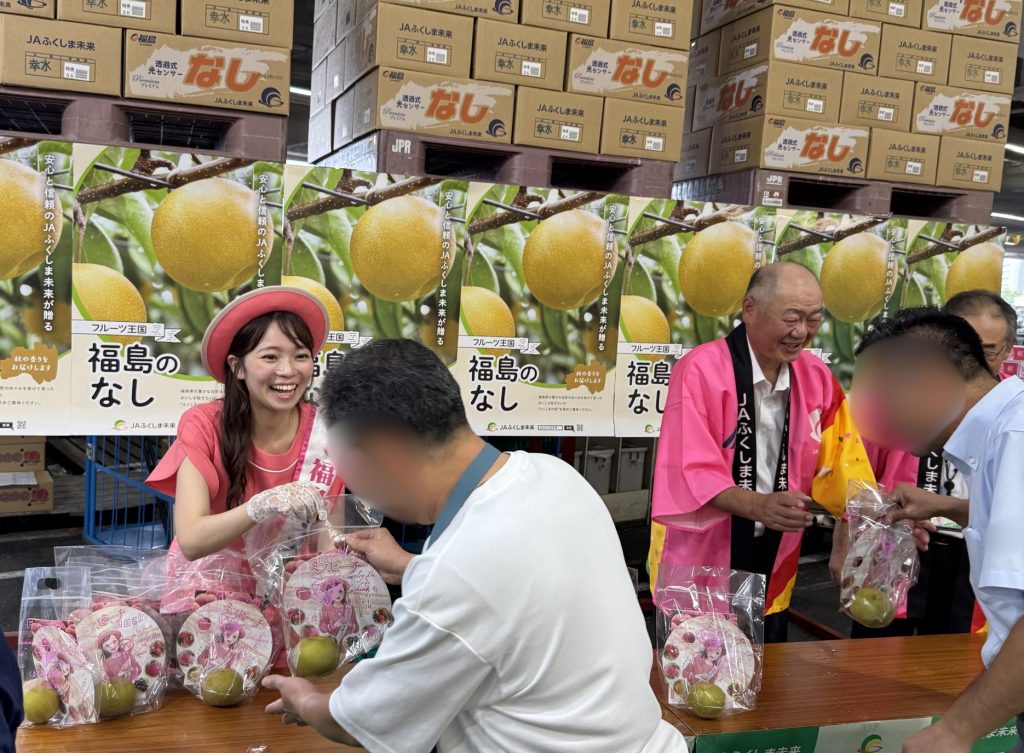 ナシ配布の様子