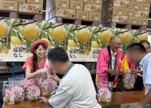 ナシ配布の様子