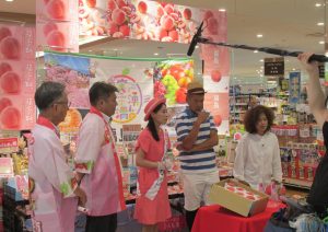 福島市の職員やJAの職員がミスピーチキャンペーンクルーとともにテレビ山口の取材を行けている様子です