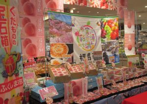 山口市内のアルクおごおりてんにて福島市のモモ特設ブースが作られている様子です